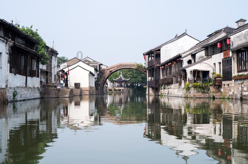女子热衷钢管舞,和男教练亲密训练显尴尬,练柔体时惨叫